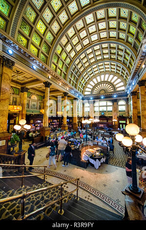 The elegant Grand Concourse Restaurant is housed in the former Pittsburgh and Lake Erie Railroad Station in Pittsburgh, Pennsylvania, USA Stock Photo