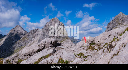 Germany, Bavaria, Allgaeu, Allgaeu Alps, Heilbronner Weg, trail marking, Rappenseekopf in the background Stock Photo