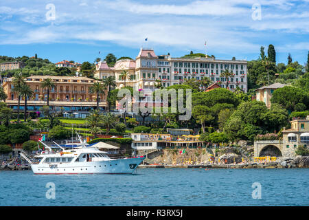 Italy, Liguria, Golfo del Tigullio, Yacht in front of Santa Margherita Ligure Stock Photo