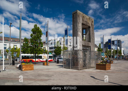 Ireland, County Galway, Galway City, Eyre Square, Browne's Doorway, 17th century building facade Stock Photo