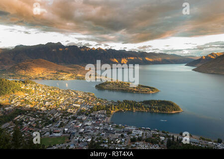 New Zealand, South Island, Queenstown and Lake Wakatipu at sunset Stock Photo