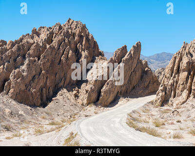 Famous Routa 40 crossing Quebrada de Las Flechas in the Valles Calchaquies region, Salta Province. South America, Argentina, Cafayate Stock Photo