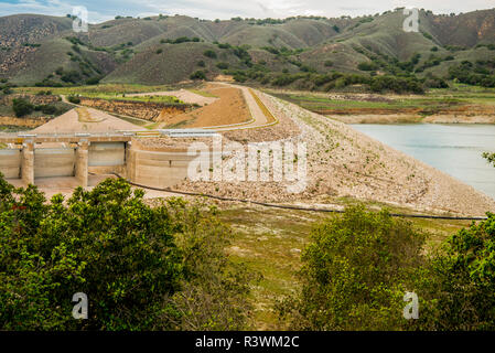 USA, California. Santa Barbara County, Santa Ynez Valley, Cachuma Lake's Bradbury Dam, after 5 years of drought, reservoir at 14.8% capacity Stock Photo