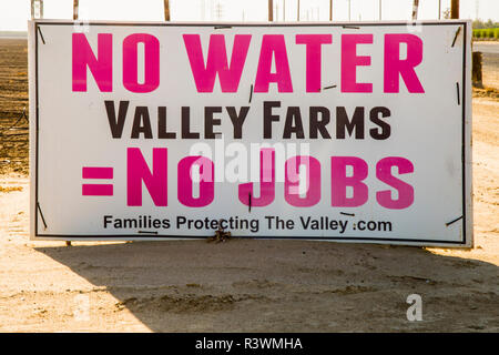 USA California. No Water No Life, California Drought Expedition 5. Famosa-Woody Road, east of Wasco, sign about drought in Central Valley Stock Photo