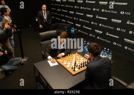 World number one magnus carlsen hi-res stock photography and images - Alamy