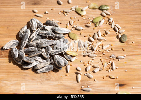 https://l450v.alamy.com/450v/r3x865/a-closeup-of-sunflower-sesame-and-pumkin-seeds-healthy-sunflower-sesame-and-pumkin-r3x865.jpg