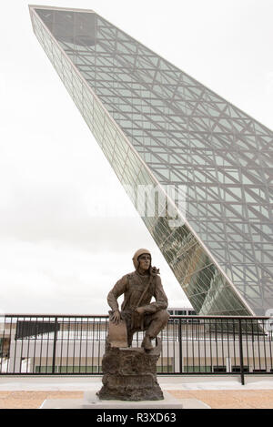 USA, Colorado,, USAFA. New building Center for Character & Leadership Development. Bronze statue of Jimmy Jabara (jet ace) Stock Photo