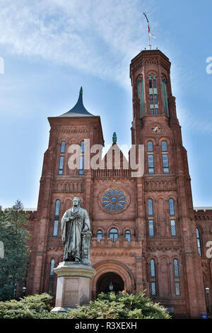 Usa, Washington D.C., Statue of Joseph Henry in Front of Smithsonian Museum Stock Photo