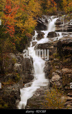 USA, New Hampshire, Crawford Notch State Park. Silver Cascade waterfall. Stock Photo