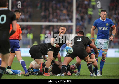 Roma, Italy. 24th November, 2018. All Blacks' scrum half Tj Perenara passes the ball in the match against Italy in November Cattolica Test Match 2018 Credit: Massimiliano Carnabuci/Alamy Live News Stock Photo