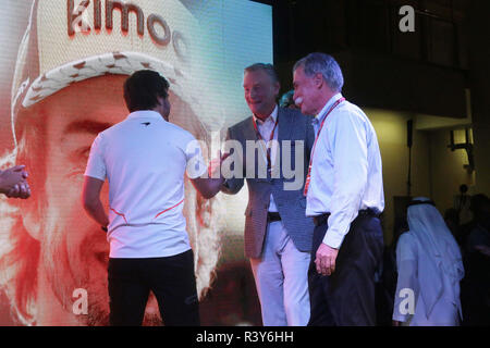 &#xa9; Photo4 / LaPresse 24/11/2018 Abu Dhabi, UAE Sport  Grand Prix Formula One Abu Dhabi 2018 In the pic: Goodbye of  Fernando Alonso (ESP) McLaren MCL32  to Formula 1 with Chase Carey (USA) Formula One Group Chairman and Sean Bratches, Formula One Managing Director, Commercial Operations Stock Photo