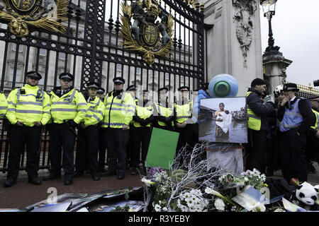 London, Greater London, UK. 24th Nov, 2018. Police officers seen protecting the entrance to the Buckingham Palace.Thousands of demonstrators from the new Extinction Rebellion climate change movement gathered at Parliament Square for a memorial and funeral march through London. Demonstrators paid homage to the lives lost due to climate change, and marched carrying a coffin from Parliament Square to Buckingham Palace. Credit: Andres Pantoja/SOPA Images/ZUMA Wire/Alamy Live News Stock Photo