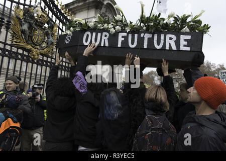 London, Greater London, UK. 24th Nov, 2018. Activists seen carrying a coffin during the march.Thousands of demonstrators from the new Extinction Rebellion climate change movement gathered at Parliament Square for a memorial and funeral march through London. Demonstrators paid homage to the lives lost due to climate change, and marched carrying a coffin from Parliament Square to Buckingham Palace. Credit: Andres Pantoja/SOPA Images/ZUMA Wire/Alamy Live News Stock Photo