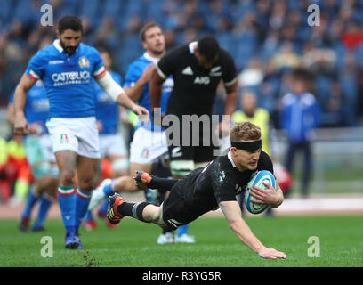 Rome. 24th Nov, 2018. New Zealand's Damian McKenzie competes during the Rugby Cattolica Test Match 2018 between Italy and All Blacks at Olimpico Stadium in Rome, Italy. Nov. 24, 2018. New Zealand won 66-3. Credit: Matteo Ciambelli/Xinhua/Alamy Live News Stock Photo