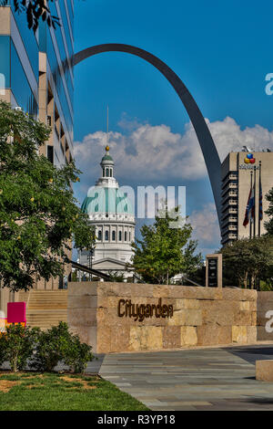 USA, Missouri, St. Louis. Gateway Arch over the Dred Scott Building Stock Photo