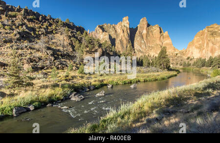 The Crooked river and rock formation at Smith Rock State Park, Oregon. Stock Photo