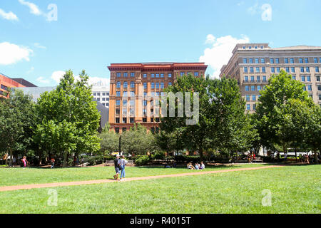 Looking across Independence Mall towards the Bourse Building, Philadelphia, Pennsylvania, Usa. Stock Photo