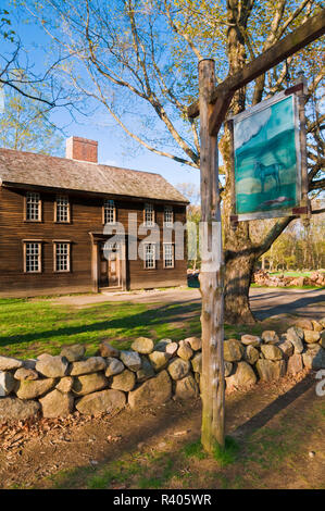 Hartwell Tavern and sign along the Battle Road, Minute Man National Historic Park, Massachusetts, USA Stock Photo