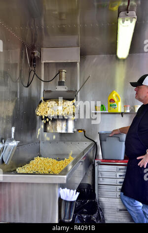 Machine popping corn in mobile popcorn stand making and selling fresh popcorn, Arizona, USA Stock Photo