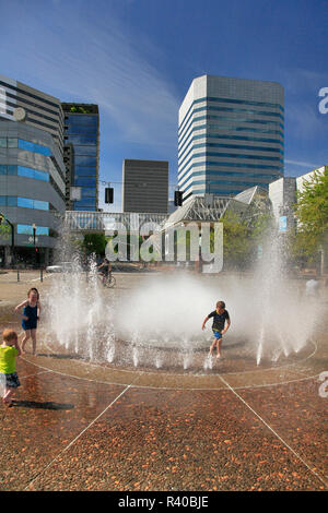 USA, Oregon, Portland. Children play in Salmon Street Springs Fountain. Credit as: Steve Terrill / Jaynes Gallery / DanitaDelimont.com Stock Photo