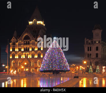 Syracuse, New york, USA. November 24, 2018. View of Clinton Square with the city Christmas tree at night in downtown Syracuse, New York Stock Photo