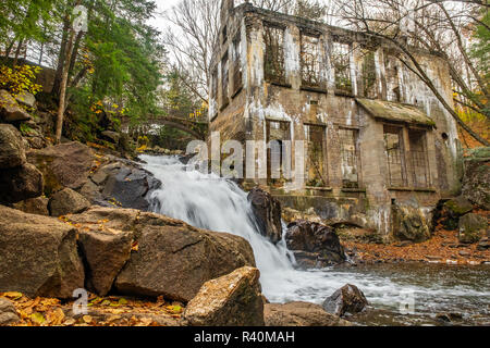 A waterfall in Gatineau Park Quebec, on Meech creek, near Meech Lake and Chelsea, thunders down beside the old ruins once owned by Thomas ‘Carbide’ WI Stock Photo