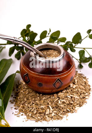 Tè Yerba Mate In Calabash Su Tavolo Di Legno Bevanda Tradizionale Argentina  Uruguaiano E Brasiliana Bevanda Tipica Da Rio Grande Do Sul - Fotografie  stock e altre immagini di Stato di Rio