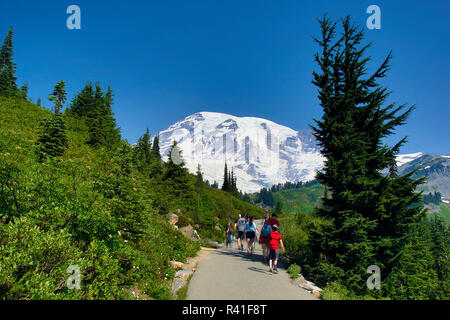 USA, Washington State, Paradise. Mt. Rainier and hikers on trail. Stock Photo