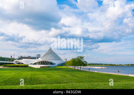 milwaukee art museum,milwaukee,wi,usa, 8-9-17: milwaukee art museum with blue sky background. Stock Photo