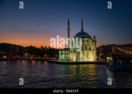 Büyük Mecidiye Camii (Ortaköy Mosque) at sunset Stock Photo