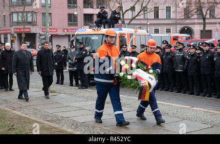 Berlin, Germany. 25th Nov, 2018. Members of the youth fire brigade wear a wreath at Mariannenplatz to commemorate the deceased firefighters. Interior Senator Andreas Geisel (SPD, 2nd from left) also took part in the commemoration ceremony. Credit: Paul Zinken/dpa/Alamy Live News Stock Photo