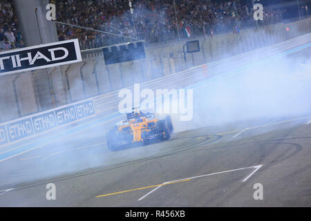 Abu Dhabi, UAE, Abu Dhabi, UAE, 25th November 2018, Yas Marina, Abu Dhabi, United Arab Emirates; Etihad Airways Formula 1 Grand Prix of Abu Dhabi, race day; McLaren, Fernando Alonso does doghnuts to celebrate his retirement from F1 Credit: Action Plus Sports Images/Alamy Live News Credit: Action Plus Sports Images/Alamy Live News Stock Photo