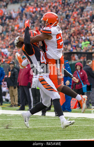 Cincinnati Bengals running back Brandon Bennett is tackled by ...