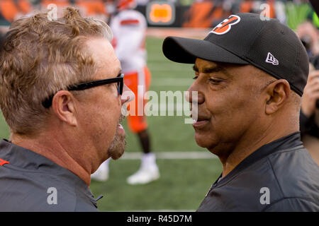 Cincinnati, OH, USA. 25th Nov, 2018. Cleveland Browns head coach Gregg Williams (left) and Cincinnati Bengals head coach Marvin Lewis (right) after a game between the Cleveland Browns and the Cincinnati Bengals on November 25, 2018 at Paul Brown Stadium in Cincinnati, OH. Adam Lacy/CSM/Alamy Live News Stock Photo