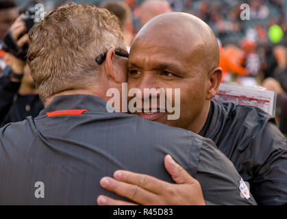 Cincinnati, OH, USA. 25th Nov, 2018. Cincinnati Bengals special assistant to the head coach Hue Jackson (right) hugs Cleveland Browns head coach Gregg Williams (left) after a game between the Cleveland Browns and the Cincinnati Bengals on November 25, 2018 at Paul Brown Stadium in Cincinnati, OH. Adam Lacy/CSM/Alamy Live News Stock Photo