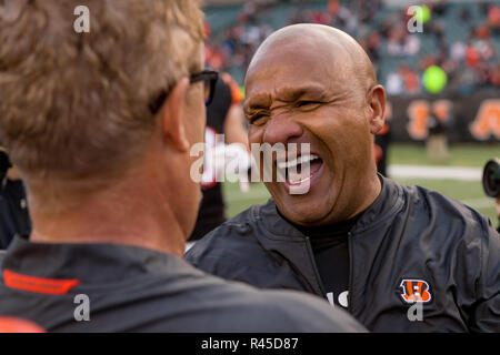 Cincinnati, OH, USA. 25th Nov, 2018. Cincinnati Bengals special assistant to the head coach Hue Jackson (right) hugs Cleveland Browns head coach Gregg Williams (left) after a game between the Cleveland Browns and the Cincinnati Bengals on November 25, 2018 at Paul Brown Stadium in Cincinnati, OH. Adam Lacy/CSM/Alamy Live News Stock Photo