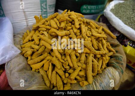 Basket of fresh Turmeric root, Curcumin (Curcuma Longa) or Haldi in a spice market, Jaipur, Rajasthan, India Stock Photo