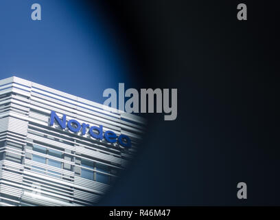 Stockholm, Sverige - 5 may 2018. The logo of the mainly nordic bank Nordea on the exterior of a building along the motorway E4 in Stockholm Stock Photo