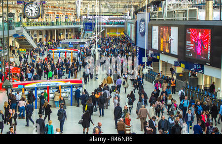 London Waterloo, London, England, May 11 2017. Station concourse busy with commuters at rush hour. Stock Photo