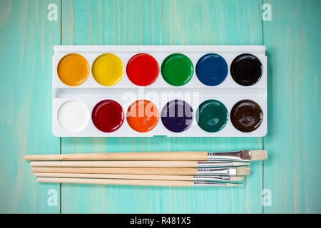 Paint pallet hi-res stock photography and images - Alamy