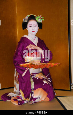 Japan, Kyoto: Maiko (Geisha-Schuelerin) beim Tanz mit einem Faecher. - 05.01.2007 model-released! Stock Photo