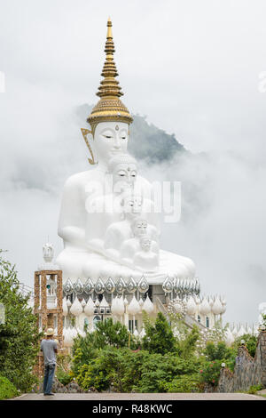 Ampia vista una grande statua bianca del buddha dietro una montagna e un  cielo blu a wat pha son kaew, distretto di khao kho, provincia di  phetchabun, tailandia 7468406 Stock Photo su