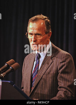 Washington, District of Columbia, USA. 12th Aug, 1988. United States Vice President President George H.W. Bush thanks senior White House staffers for eight years of service in Washington, DC on August 12, 1988. Credit: Ron Sachs/CNP Credit: Ron Sachs/CNP/ZUMA Wire/Alamy Live News Stock Photo