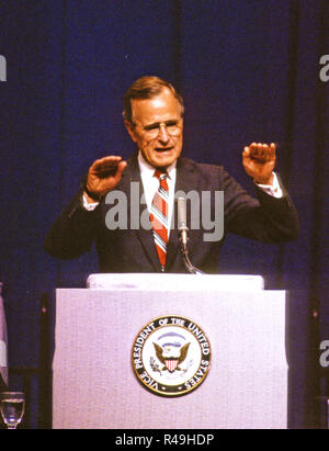 President George W. Bush addresses the U.S. Hispanic Chamber of ...