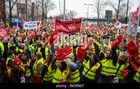 26 November 2018, North Rhine-Westphalia, Düsseldorf: Employees of the department store chain Real go on strike in front of the headquarters of the parent company Metro. The trade union Verdi has called on the employees of the department store chain to go on strike nationwide. Photo: Christophe Gateau/dpa Stock Photo