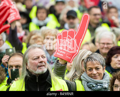 26 November 2018, North Rhine-Westphalia, Düsseldorf: Employees of the department store chain Real go on strike in front of the headquarters of the parent company Metro. The trade union Verdi has called on the employees of the department store chain to go on strike nationwide. Photo: Christophe Gateau/dpa Stock Photo