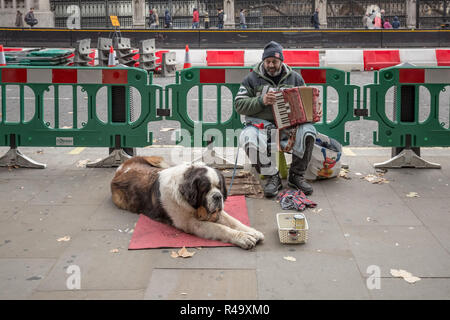 London, UK. 26th Nov 2018. Romanian gamblers, hustlers and beggars continue to target city tourists and visitors in organised fleecing operations. Credit: Guy Corbishley/Alamy Live News Stock Photo
