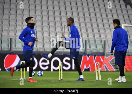 Foto LaPresse/Marco Alpozzi  26/11/2018 Torino (Italia)  sport  calcio  Allenamento Valencia prima della partita di Champions League Juventus vs Valencia - Champions League Fase a Gironi - Gruppo H - Stadio Allianz Stadium Nella foto:  Un momento dell'allenamento Kondogbia  Photo LaPresse/Marco Alpozzi  November 26, 2018 Turin (Italy)  sport  soccer  Valencia training before Juventus vs Valencia - Champions League group stage - Group H - Stadio Allianz Stadium  In the pic: a moment of training session Stock Photo