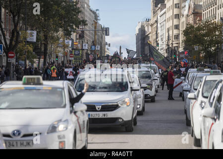 Madrid, Madrid, Spain. 26th Nov, 2018. Several taxi are seen leading the demonstration.A sector of taxi drivers were gathered in Madrid to ask the municipality and pressure them for faster solutions in the regulations of the VTC Credit: Bruno Thevenin/SOPA Images/ZUMA Wire/Alamy Live News Stock Photo