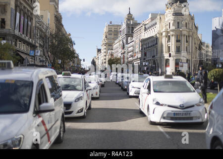 Madrid, Madrid, Spain. 26th Nov, 2018. Taxis are seen parked on the street during the demonstration.A sector of taxi drivers were gathered in Madrid to ask the municipality and pressure them for faster solutions in the regulations of the VTC Credit: Bruno Thevenin/SOPA Images/ZUMA Wire/Alamy Live News Stock Photo